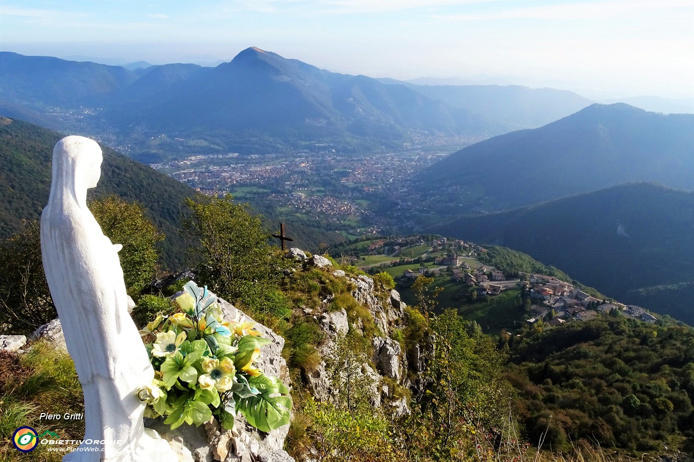 41 La bianca Madonnina con vista sulla media Val Seriana e il MOnte Misma.JPG